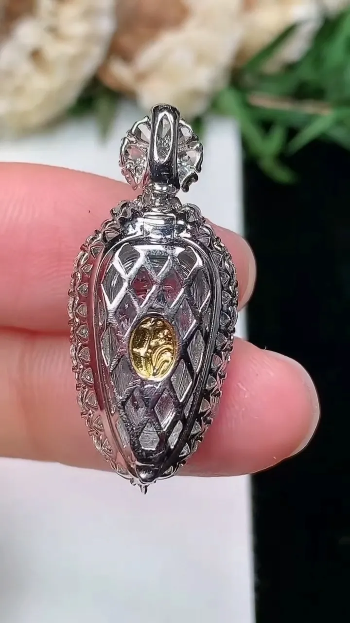 天然A货翡翠金枝玉叶 叶子吊坠，尺寸29.9-13.2-8.8，裸石17.4-10.2，重量:4.64g
2月2日