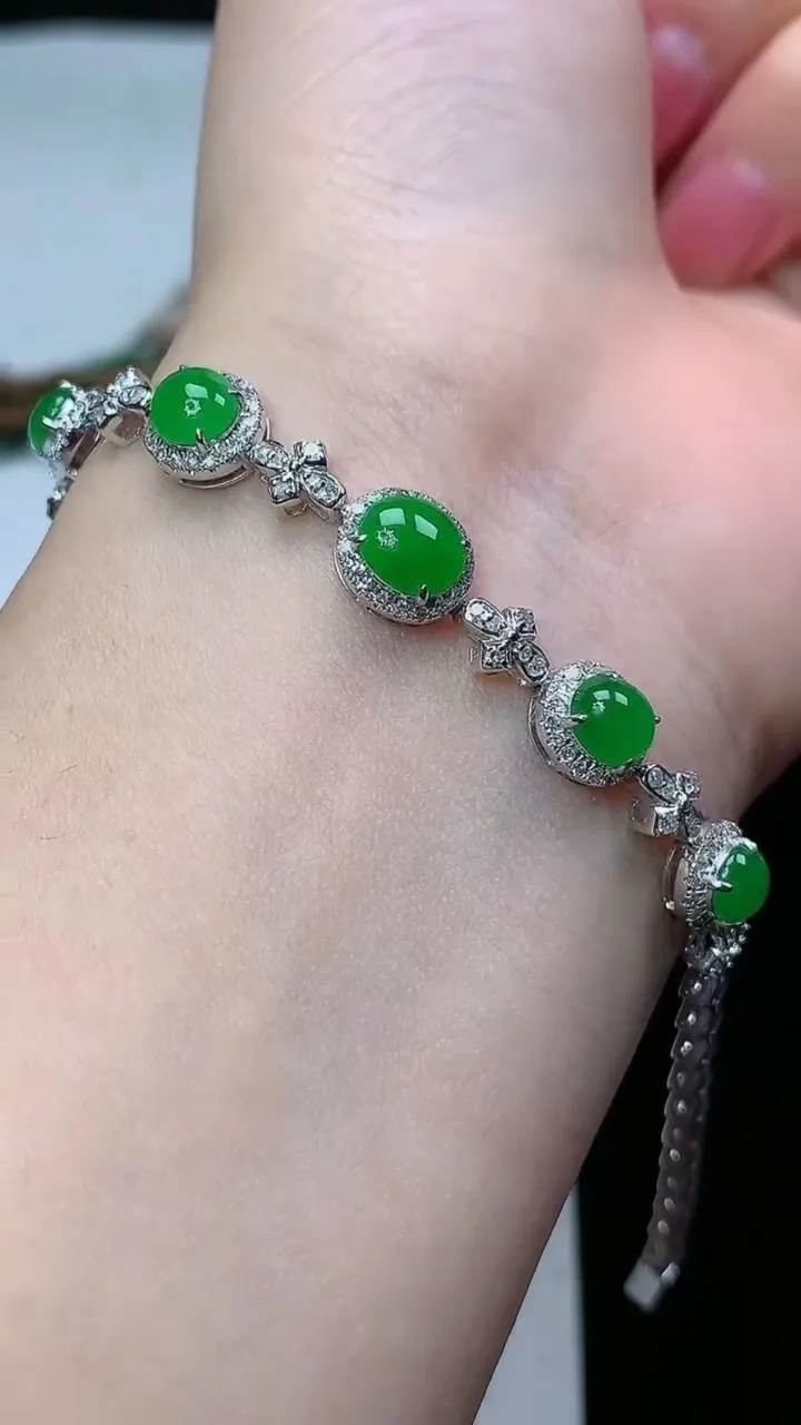 天然A货翡翠蛋面手链，尺寸6.6-5.8，重量:7.95g
2月2日