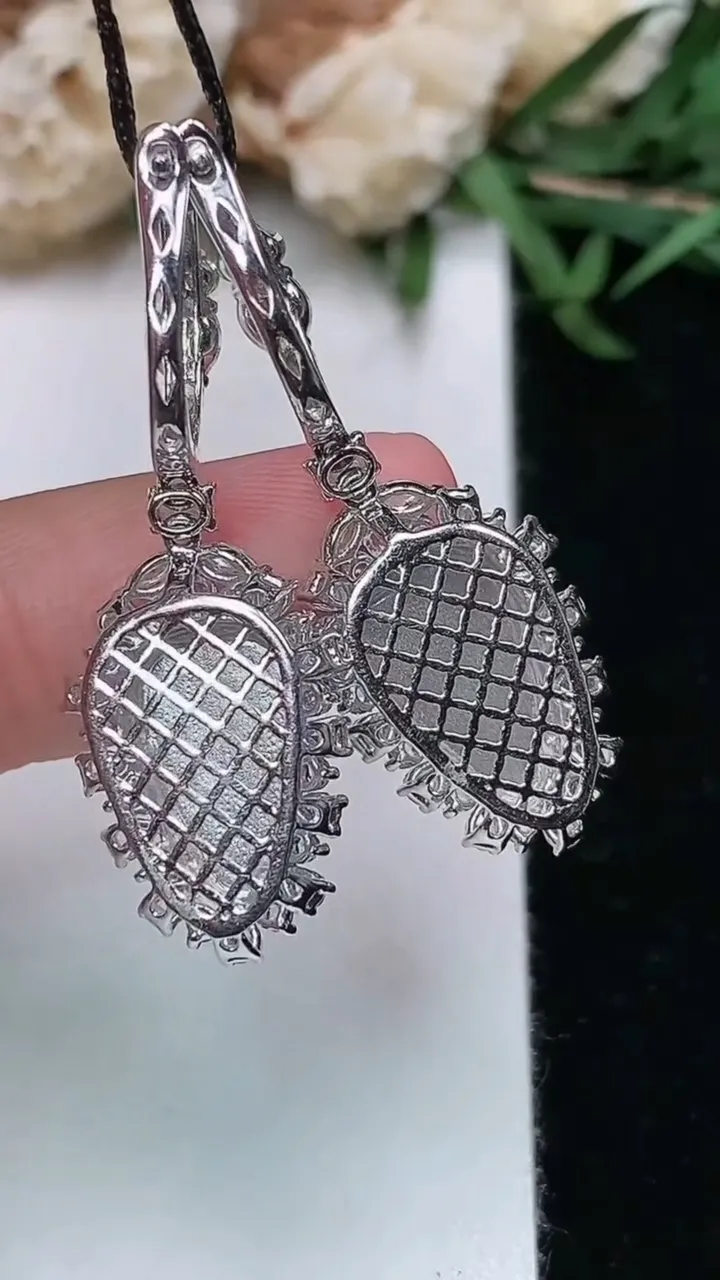 天然A货翡翠金枝玉叶 叶子耳坠，尺寸12-7.4，重量:5.32g
2月2日