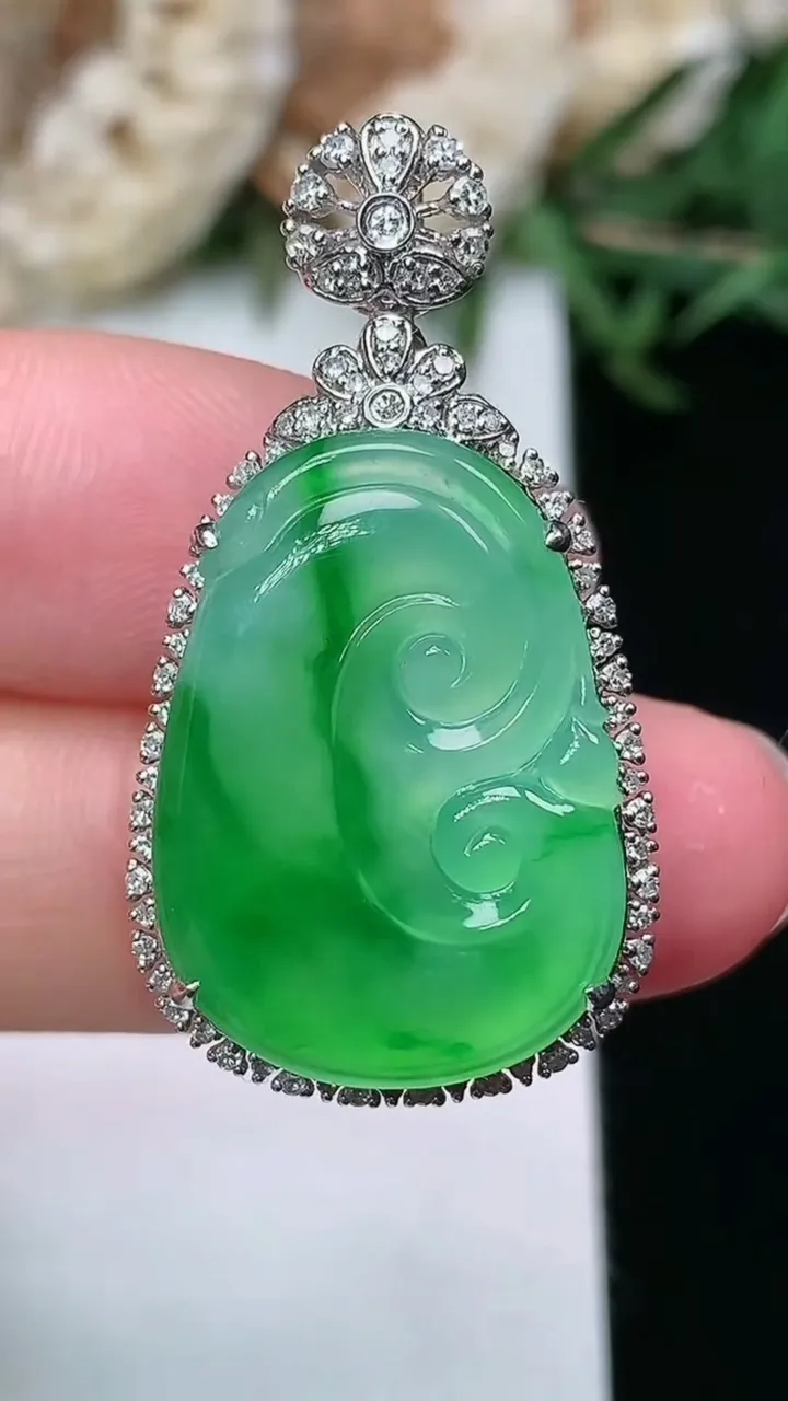 天然A货翡翠如意吊坠，尺寸33.9-18.3-8.8，裸石22-15.6，重量:6.02g
2月2日