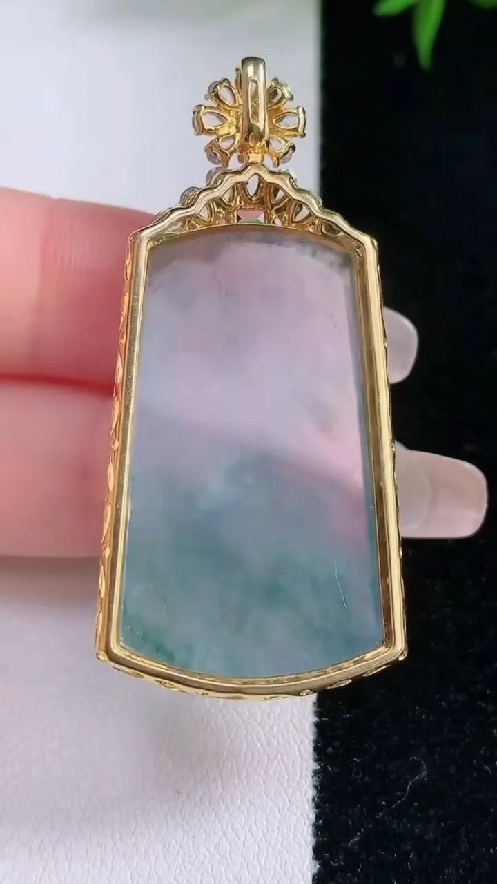 天然A货翡翠种飘花无事牌吊坠，尺寸49.8-23.4-8.8，裸石35.2-21.4重量:12.46g
2月2日