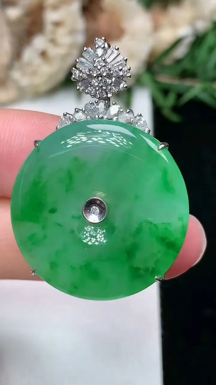 天然A货翡翠平安扣吊坠，尺寸25.5-7，重量:8.15g
2月2日