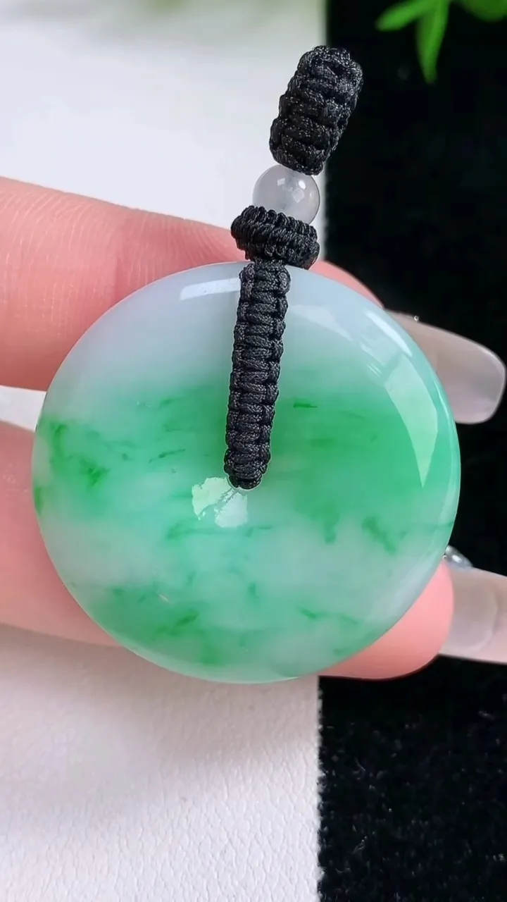 天然A货翡翠平安扣吊坠，尺寸32-6，重量:13.00g
2月2日