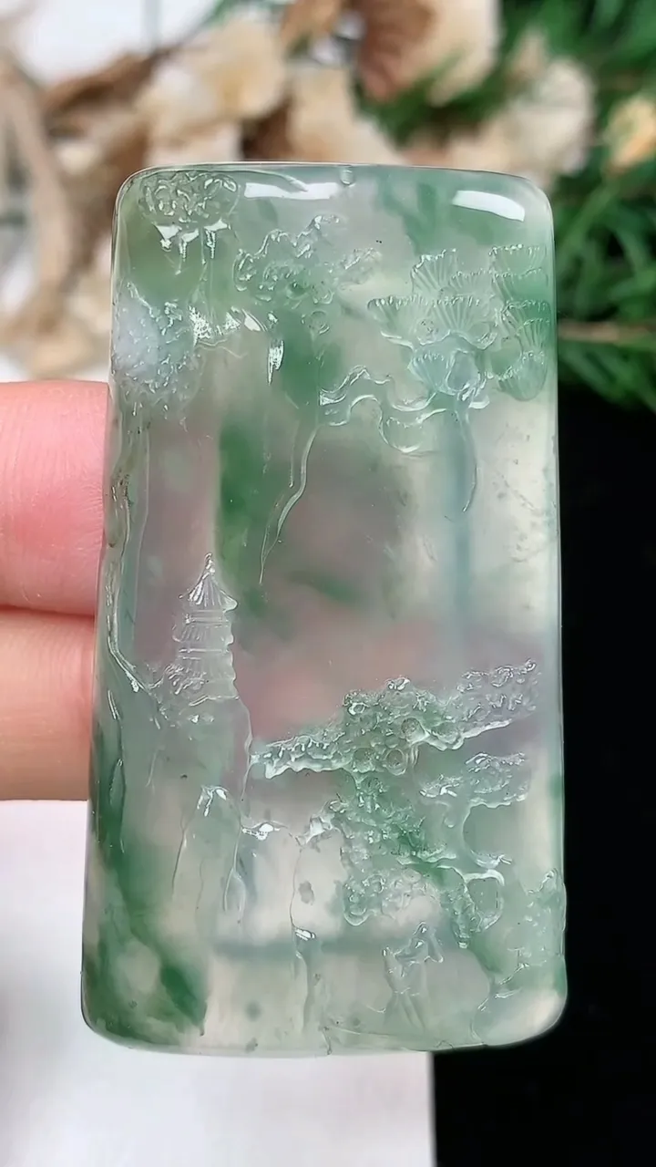 天然A货翡翠飘花山水牌吊坠，尺寸50.6-27.8-5，重量:16.26g
2月2日