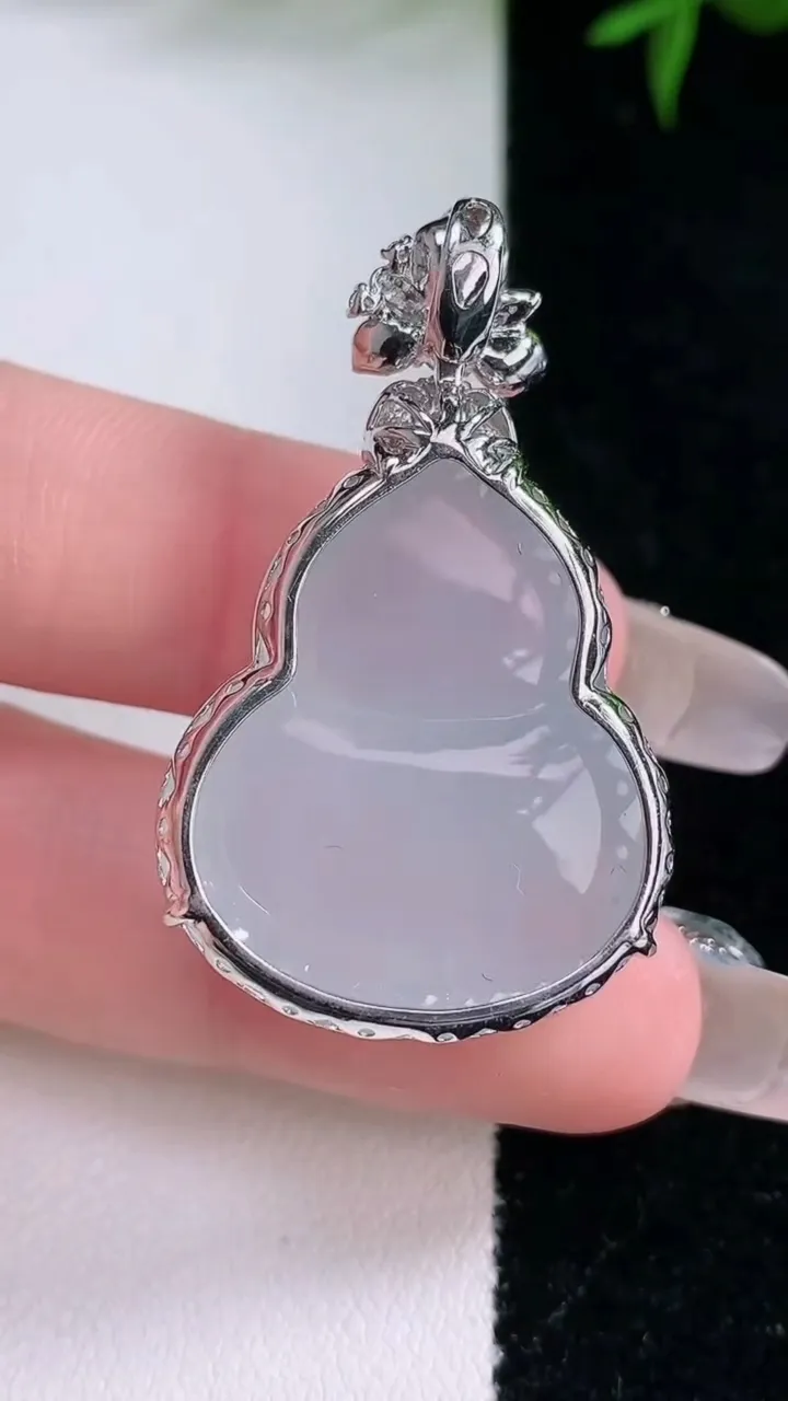 天然A货翡翠种飘花葫芦吊坠，尺寸40-28.7-24.2-10.2，重量:11.62g
2月2日