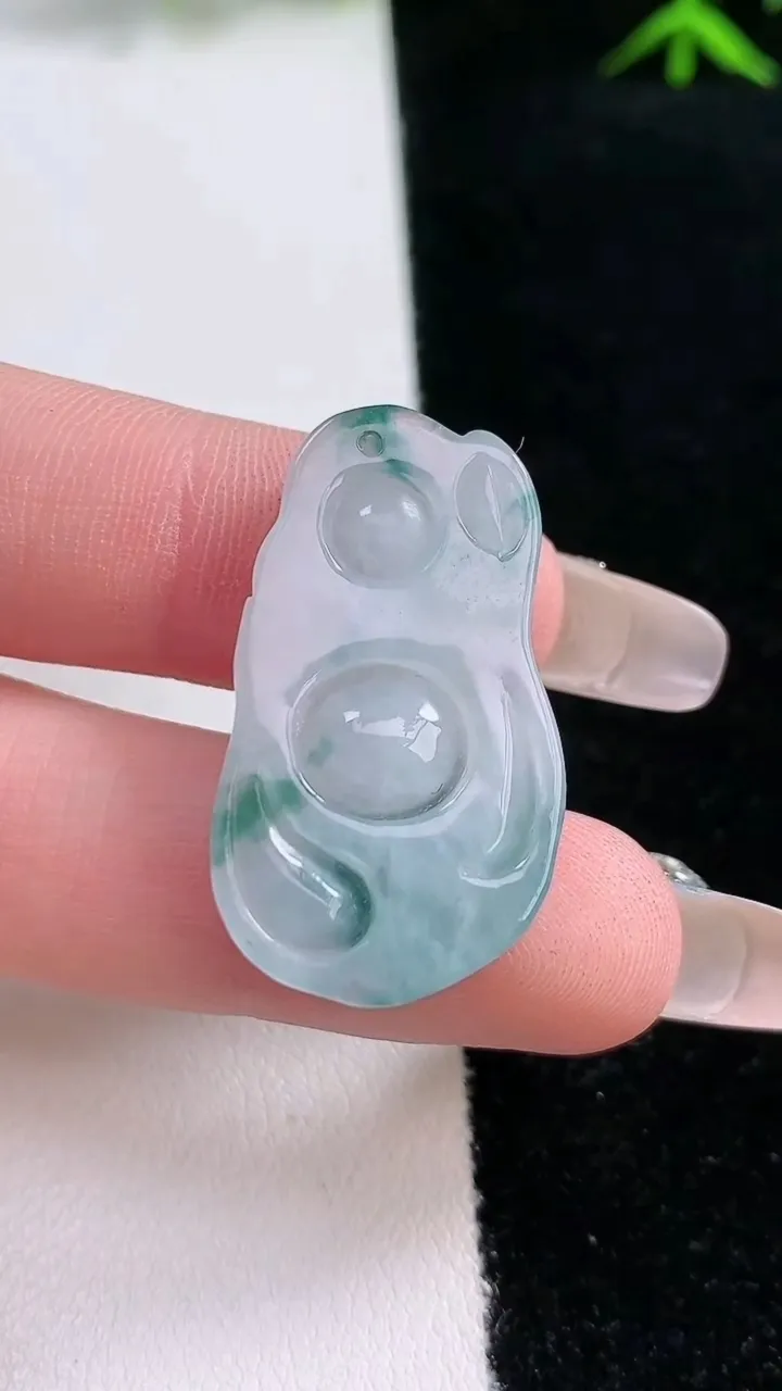 天然A货翡翠飘花布袋佛吊坠，尺寸32-18-4.8，重:4.47g
2月2日