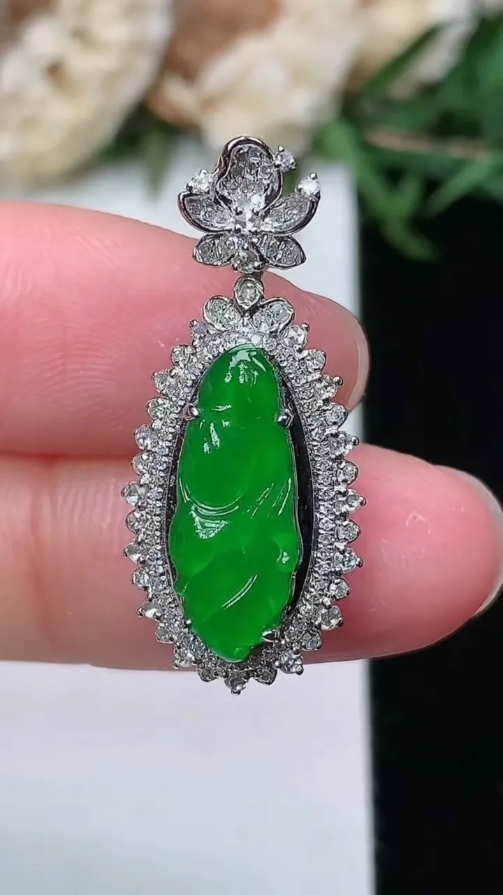 天然A货翡翠年年有余吊坠，尺寸28.3-12.6-7.7，裸石15.9-6.3，重量:3.19g
2月2日