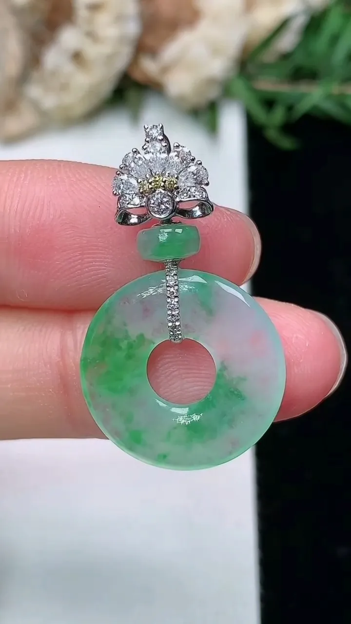 天然A货翡翠平安环吊坠，尺寸18-2.9，重量:2.70g
2月2日