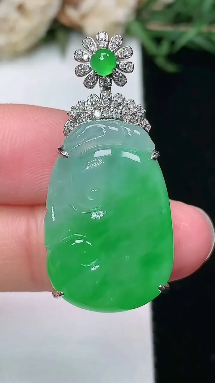 天然A货翡翠如意吊坠，尺寸24.5-16.6-7.6，重量:6.85g
2月2日