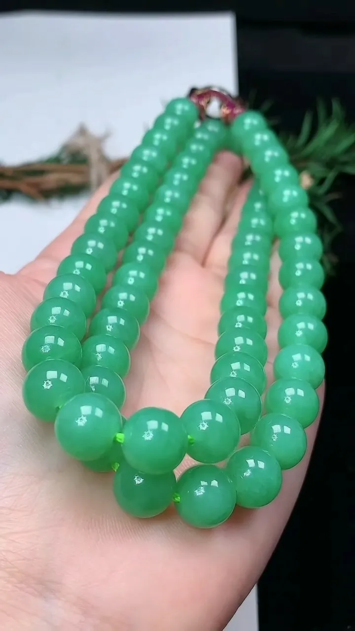 天然A货翡翠圆珠项链，尺寸10-63颗，重量:112.00g
2月2日