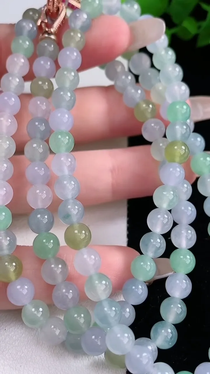 天然A货翡翠种三彩圆珠项链，尺寸6-108颗，重量:42.11g2月2日
工厂直销收藏佳品,种好水足，色泽均匀，有种有色，上手高大气！