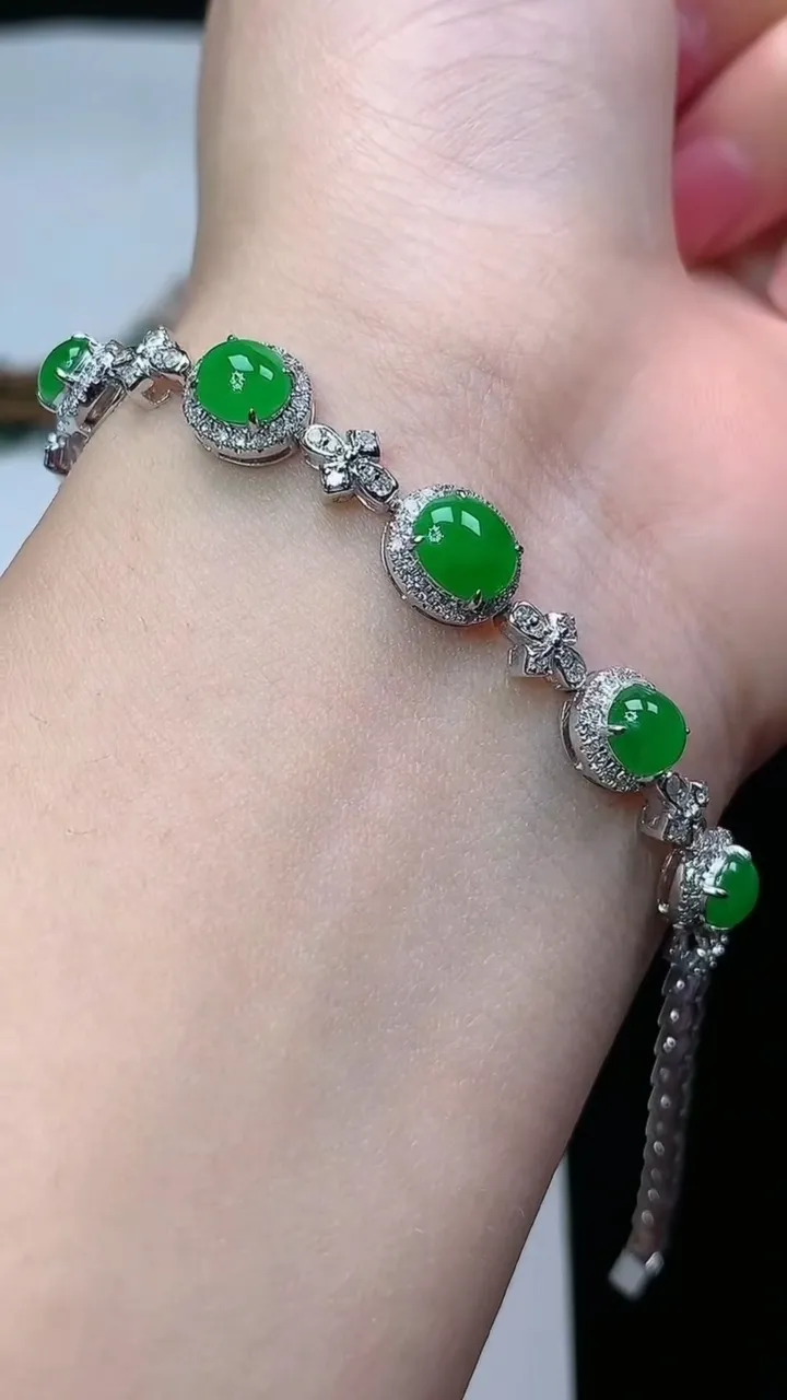 天然A货翡翠蛋面手链，尺寸6.6-5.8，重量:7.95g
2月2日