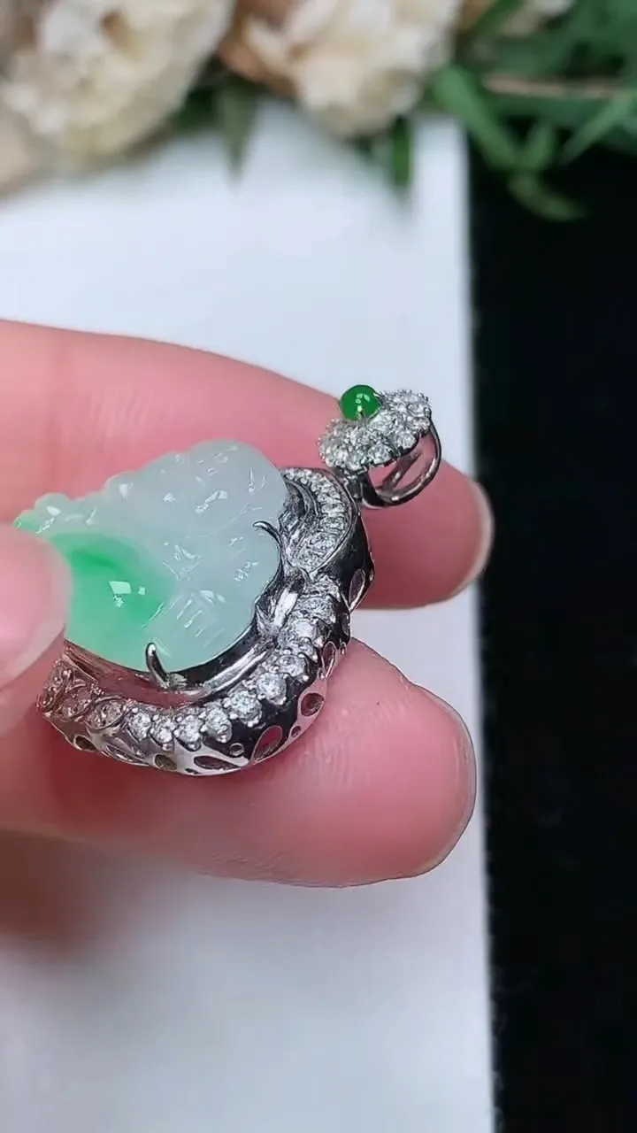 天然A货翡翠佛公吊坠，尺寸25-21.8-9，裸石13.2-18.5，重量:5.20g
2月2日