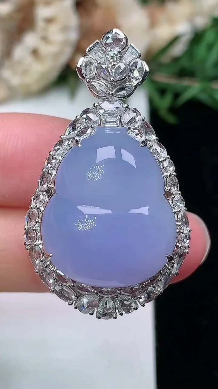 天然A货翡翠紫罗兰葫芦吊坠，尺寸37.5-22-14.2，裸石20-17，重量:9.31g
2月2日