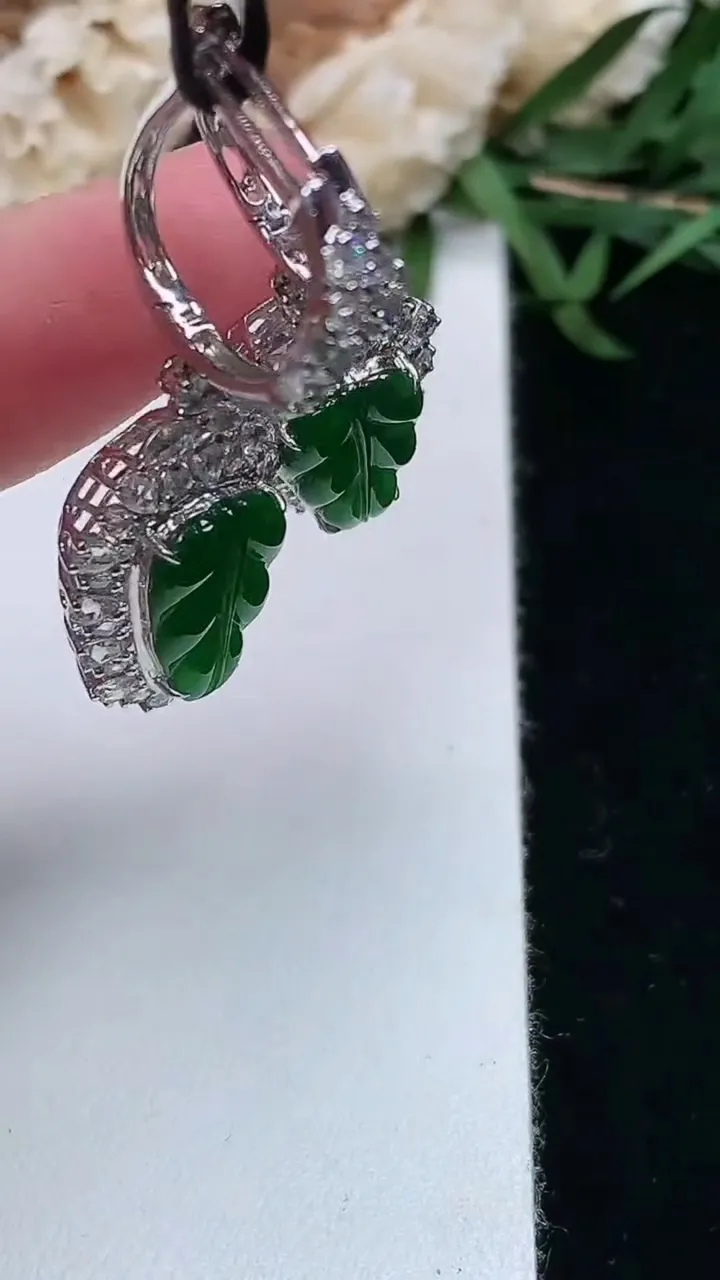 天然A货翡翠金枝玉叶 叶子耳坠，尺寸12-7.4，重量:5.32g
2月2日