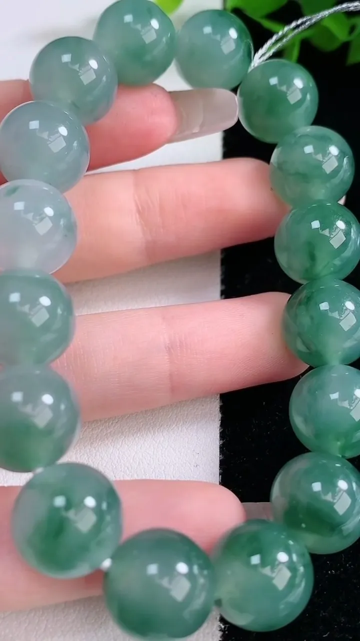 天然A货翡翠种飘花圆珠手串，尺寸12.6-16颗，重量:53.92g2月2日
工厂直销收藏佳品,种好水足，色泽均匀，有种有色，上手高大气！