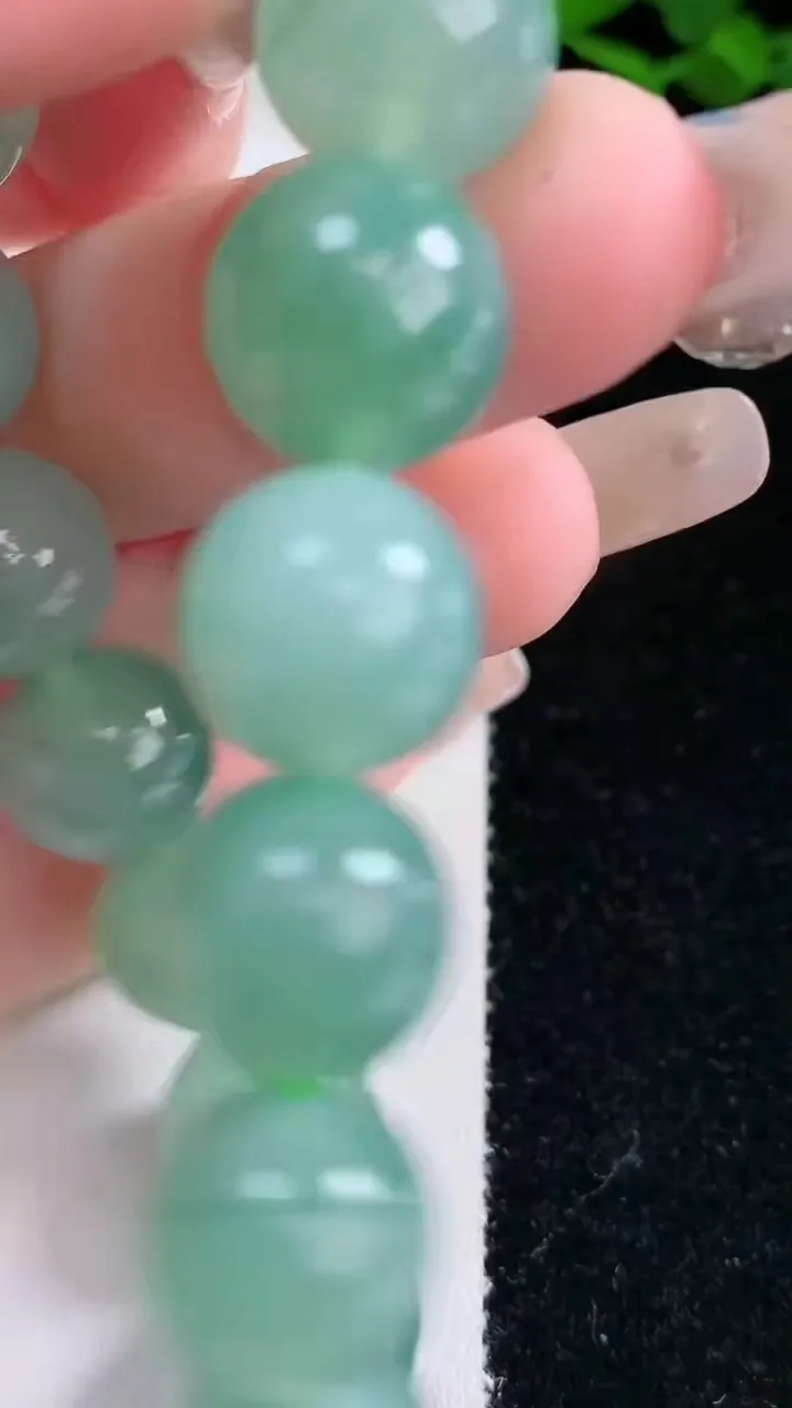 天然A货翡翠圆珠手串，尺寸12-17颗，重量:50.84g2月2日
工厂直销收藏佳品,种好水足，色泽均匀，有种有色，上手高大气！