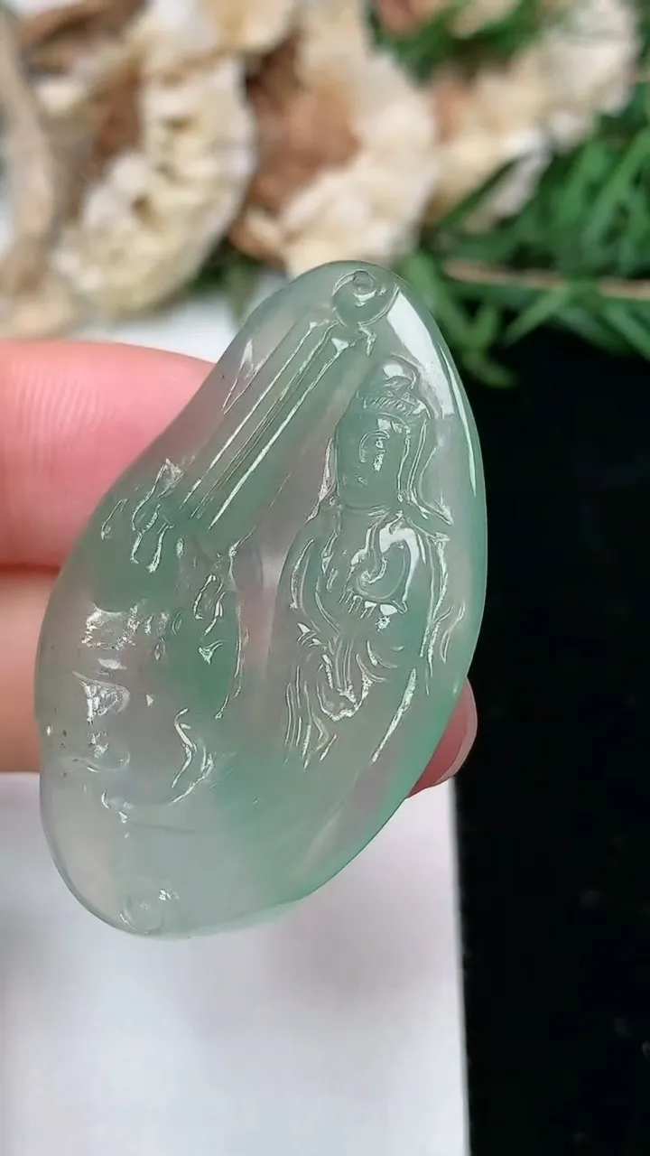 天然A货翡翠观音菩萨吊坠，尺寸40.3-25.5-5.2，重量:8.99g
2月2日