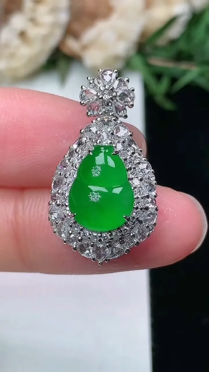 天然A货翡翠葫芦吊坠，尺寸25.2-14-10.6，裸石10.5-7.9
2月2日