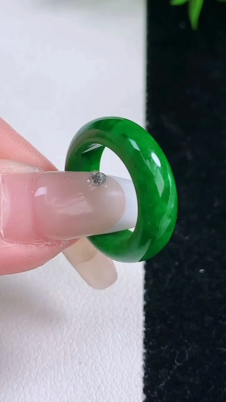 天然A货翡翠指环戒指，尺寸15.8-5.7-3.4，重量:4.14g2026年2月2日
工厂直销收藏