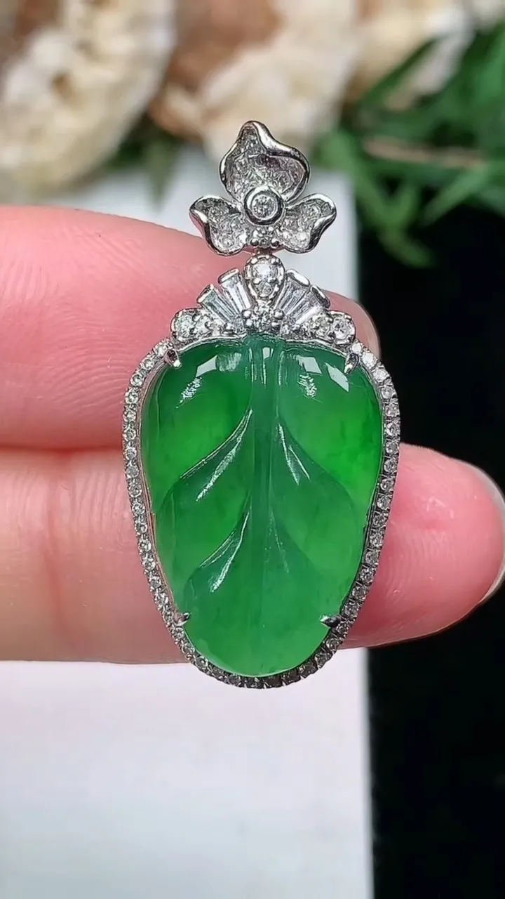 天然A货翡翠金枝玉叶 叶子吊坠，尺寸29.7-14.3-7.4，裸石17-12.5
2月2日