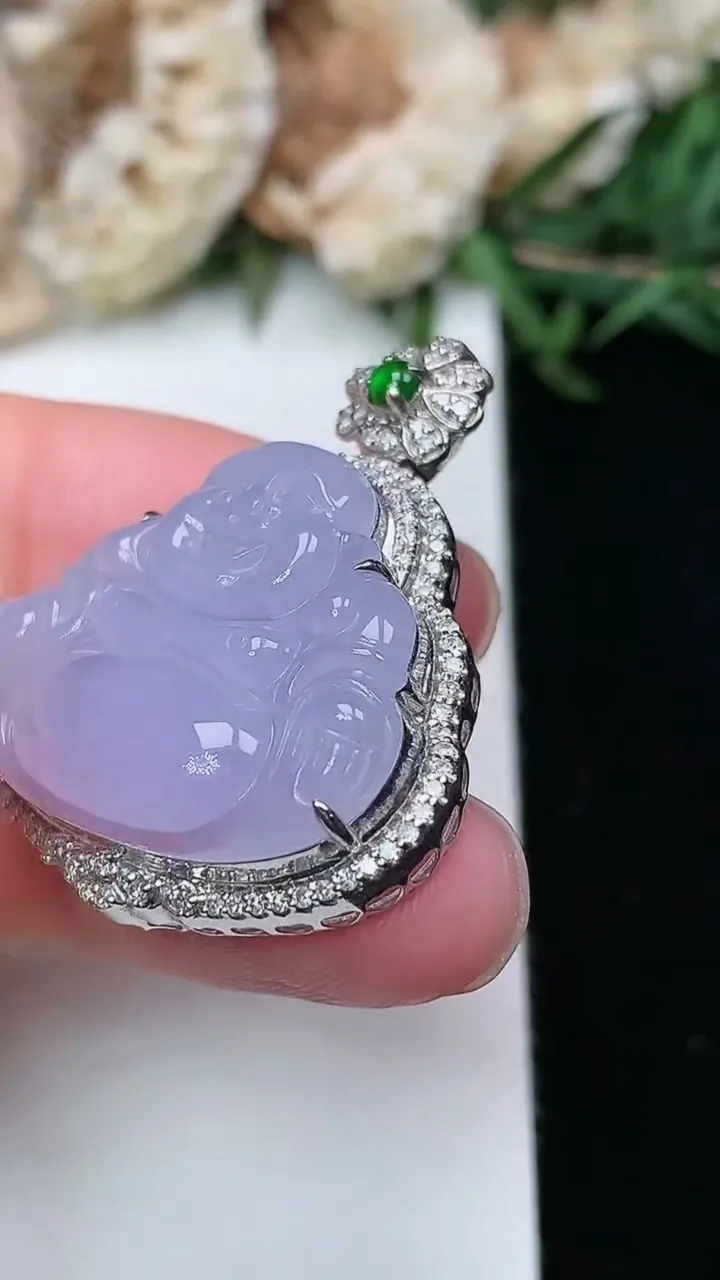 天然A货翡翠紫罗兰佛公吊坠，尺寸32.6-26.2-9.2，裸石20.5-23.7，重量:5.80g
2月2日