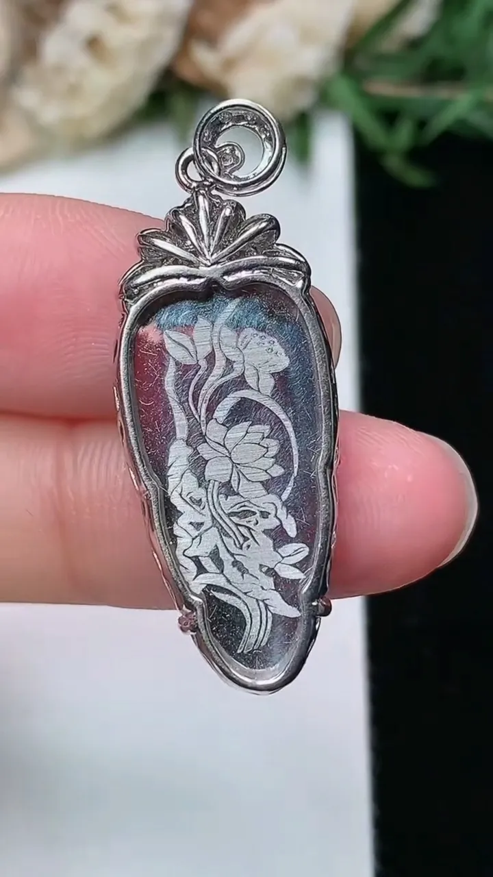 天然A货翡翠金枝玉叶 叶子吊坠，尺寸25.2-13-5.3，重量:4.01g
2月2日