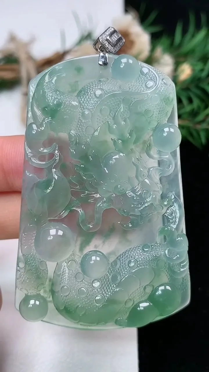 天然A货翡翠龙牌吊坠，尺寸62.5-40.5-6.5，重量:32.00g
2月2日