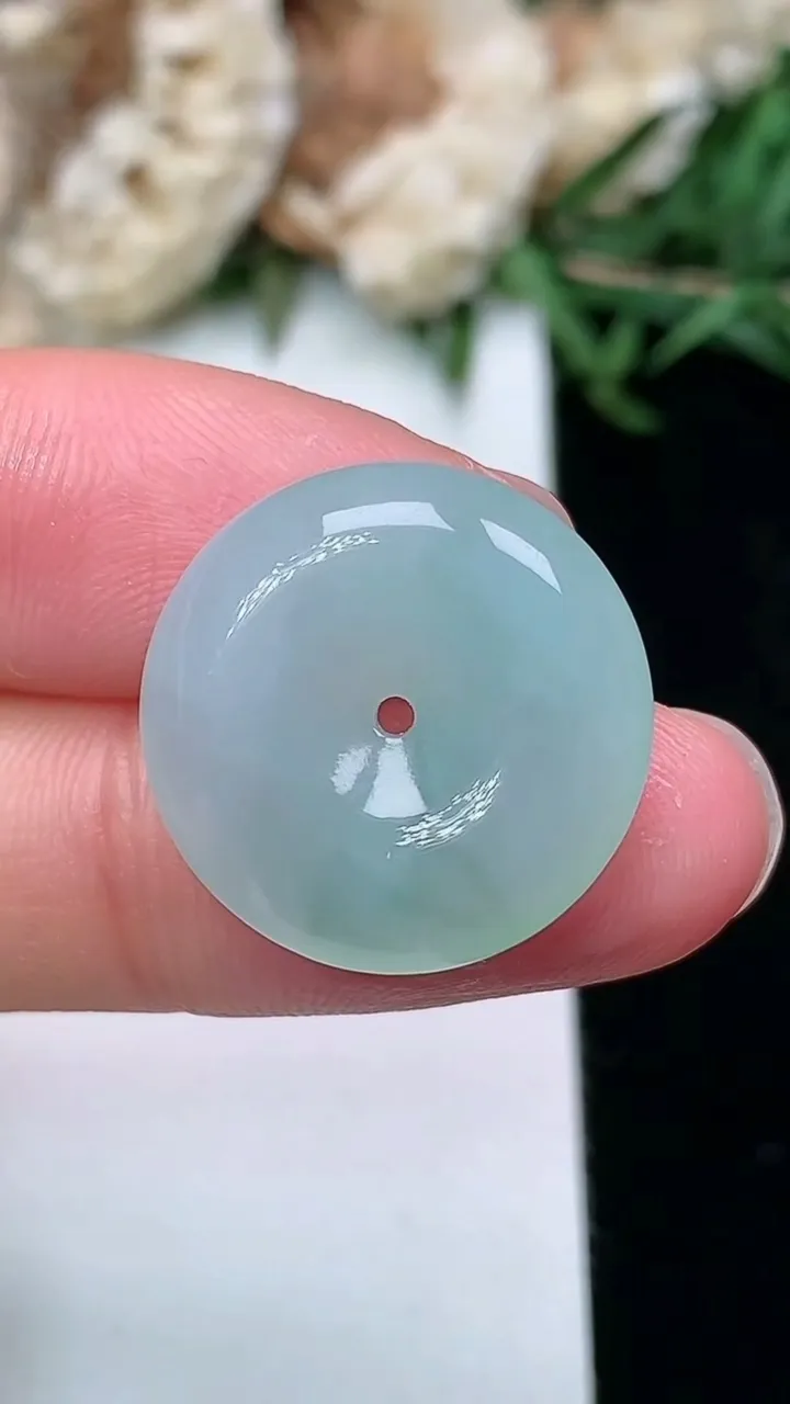 天然A货翡翠平安扣吊坠，尺寸18.7-5.4，重量:3.77g
2月2日