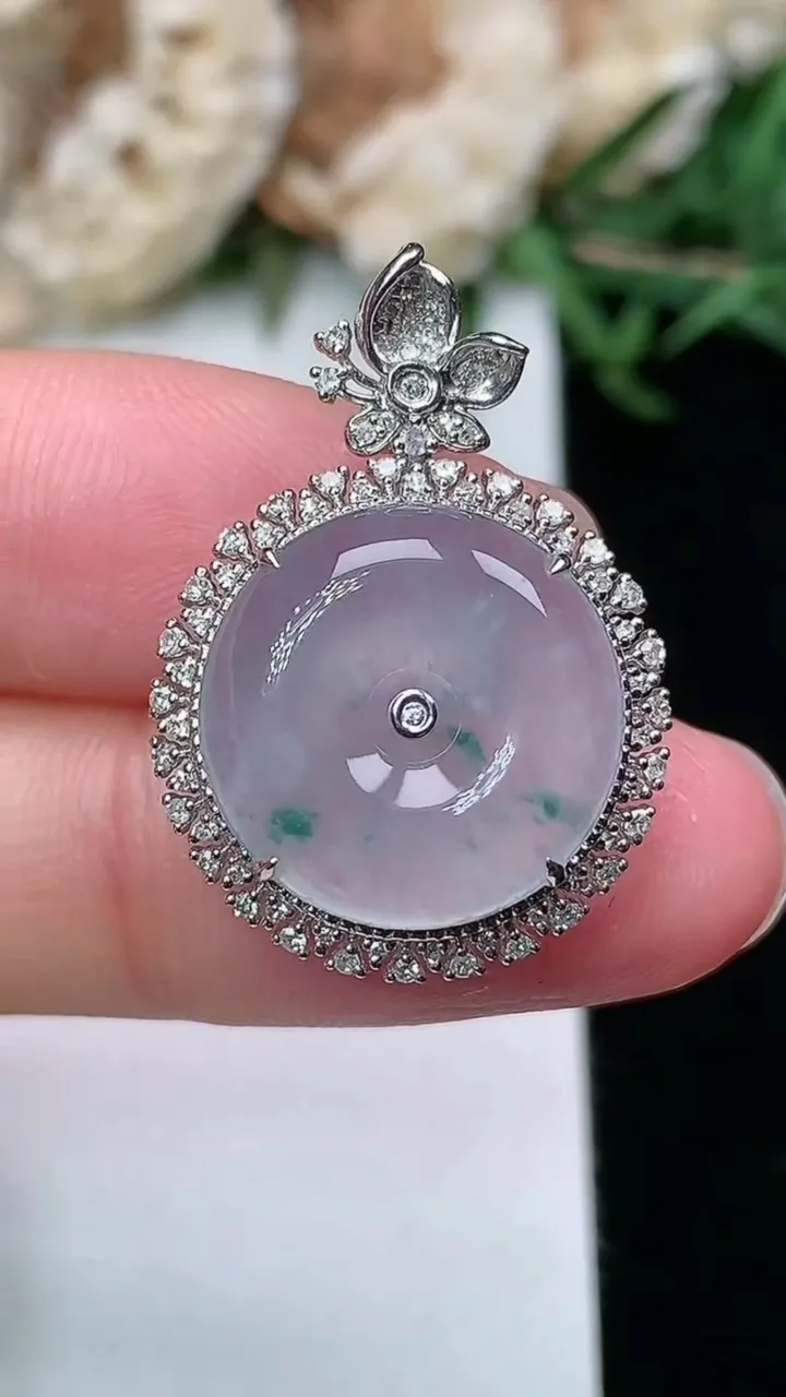 天然A货翡翠飘花平安扣吊坠，尺寸26.2-18.6-8.6，裸石14.8，重量:3.24g
2月2日