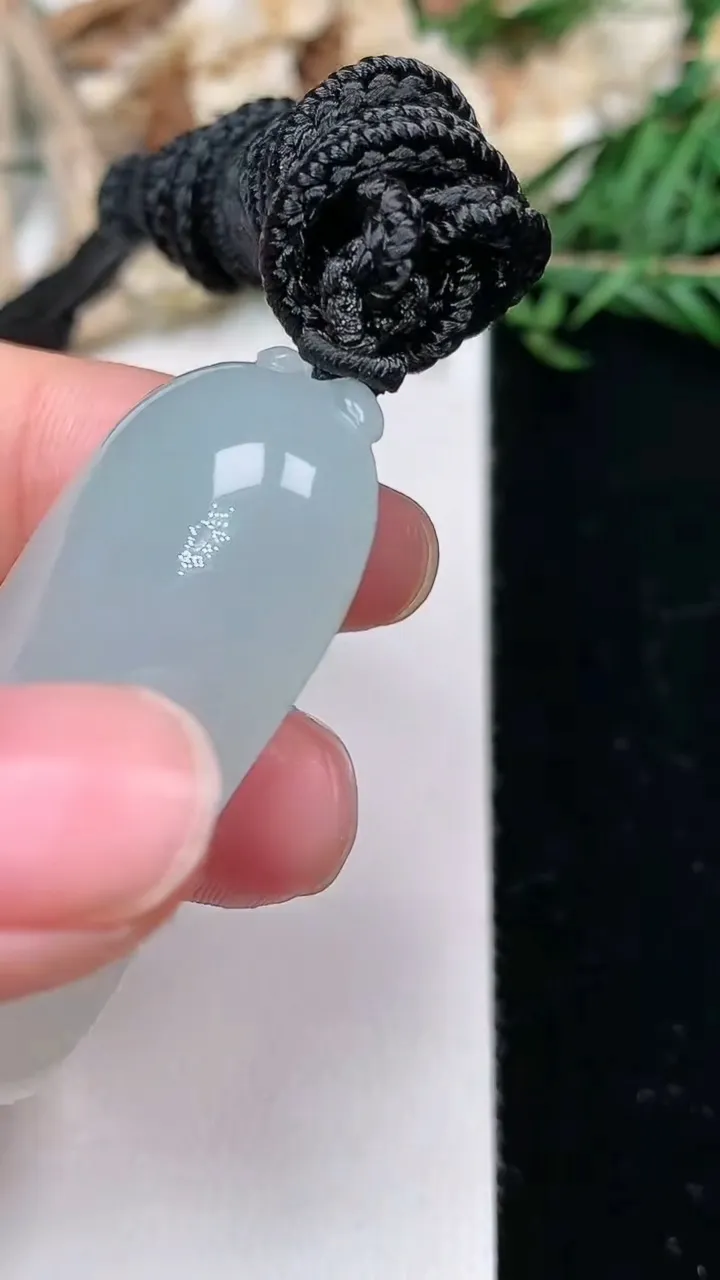 天然A货翡翠飘金花福瓜吊坠，尺寸40.6-22.5-11.5，重量:26.97g
2月2日