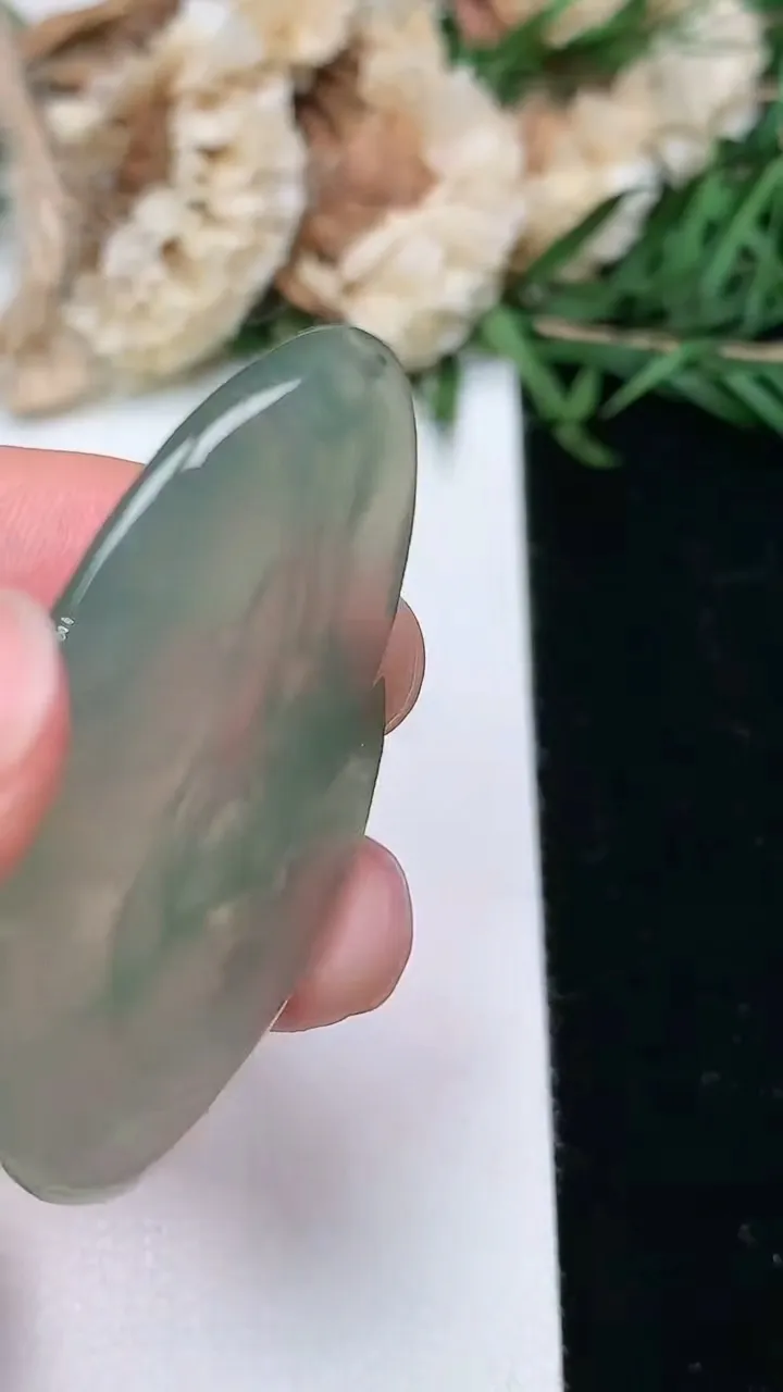 天然A货翡翠观音菩萨吊坠，尺寸40.3-25.5-5.2，重量:8.99g
2月2日