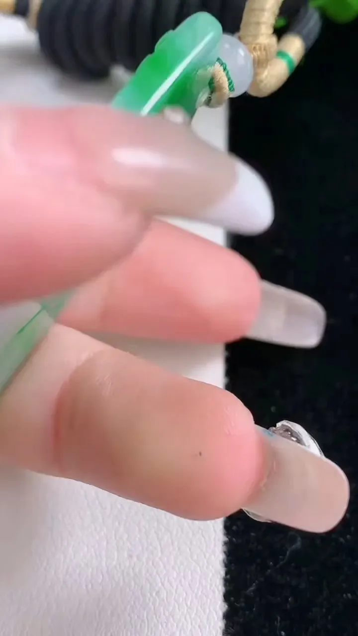 天然A货翡翠观音菩萨吊坠，尺寸56.6-35.3-4.5，重量:29.35g
2月2日