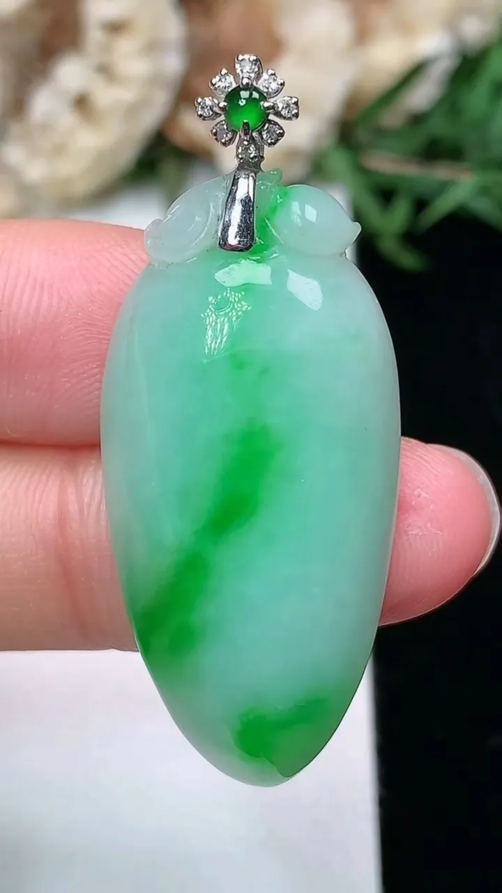 天然A货翡翠福瓜吊坠，尺寸34.3-17-6.5，重量:7.22g
2月2日