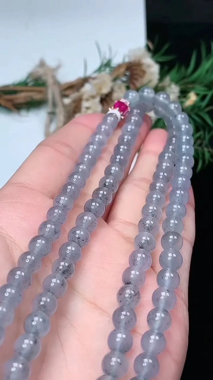 天然A货翡翠圆珠项链，尺寸6.4-108颗，重量:51.10g
2月2日