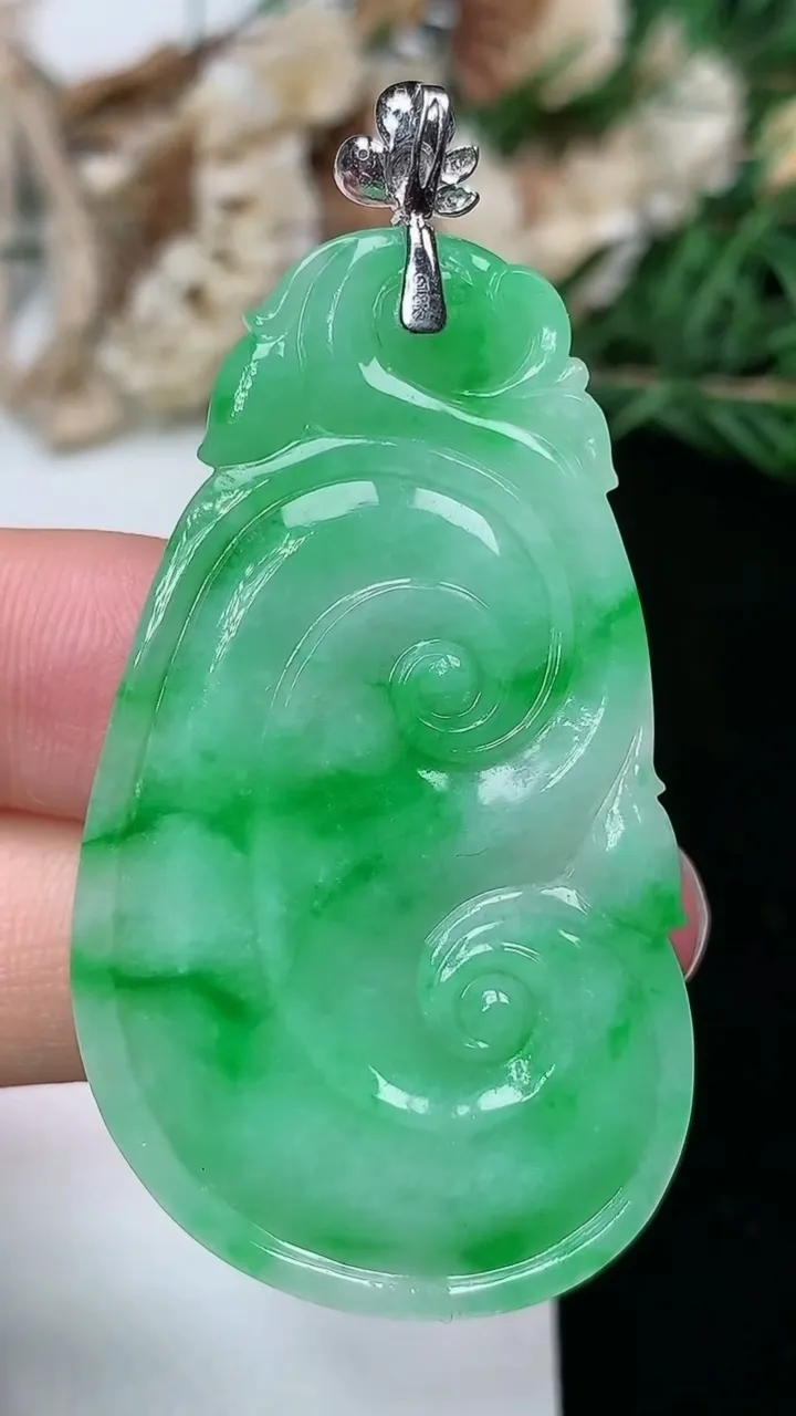 天然A货翡翠如意吊坠，尺寸48-27.3-3.8，重量:9.61g
2月2日