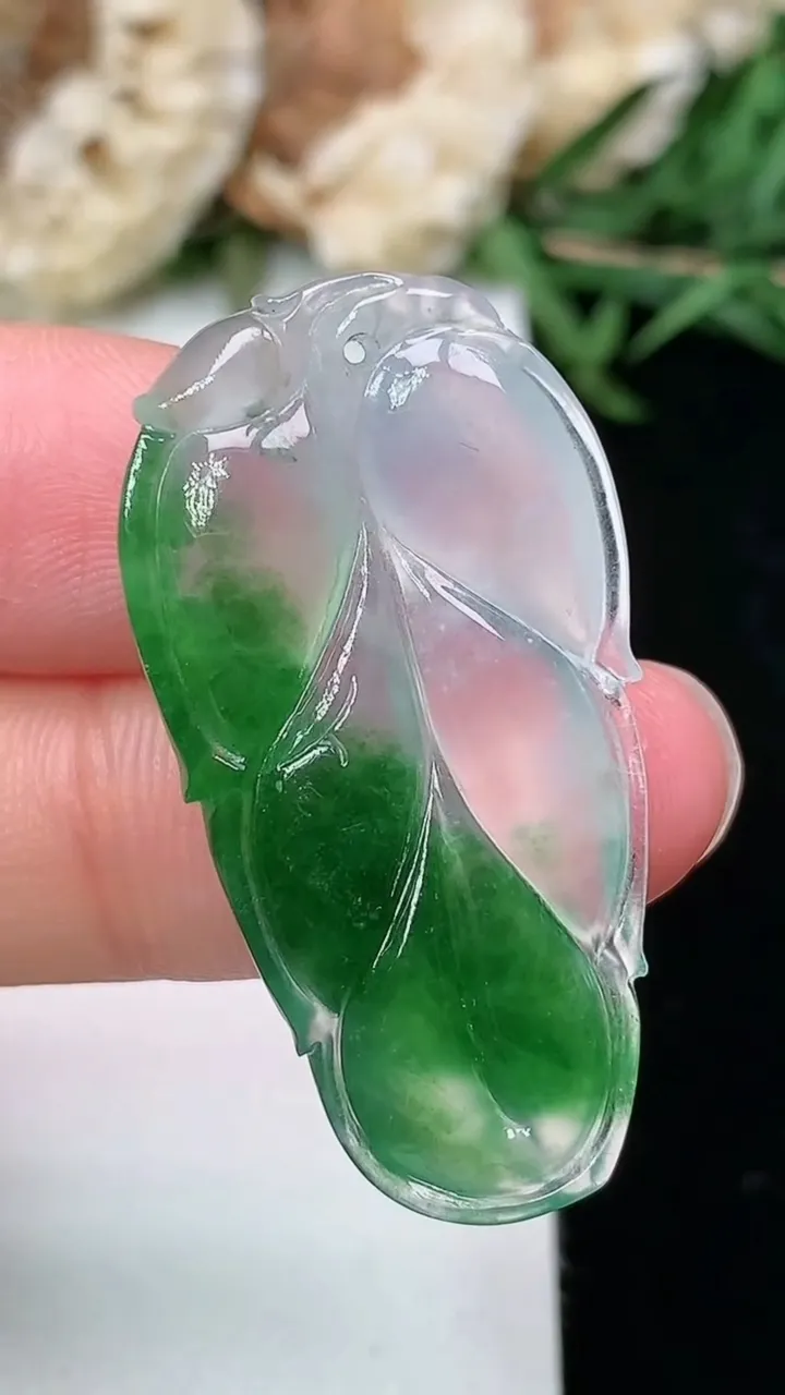 天然A货翡翠金枝玉叶 叶子吊坠，尺寸35.5-18.5-4.9，重量:5.65g
2月2日