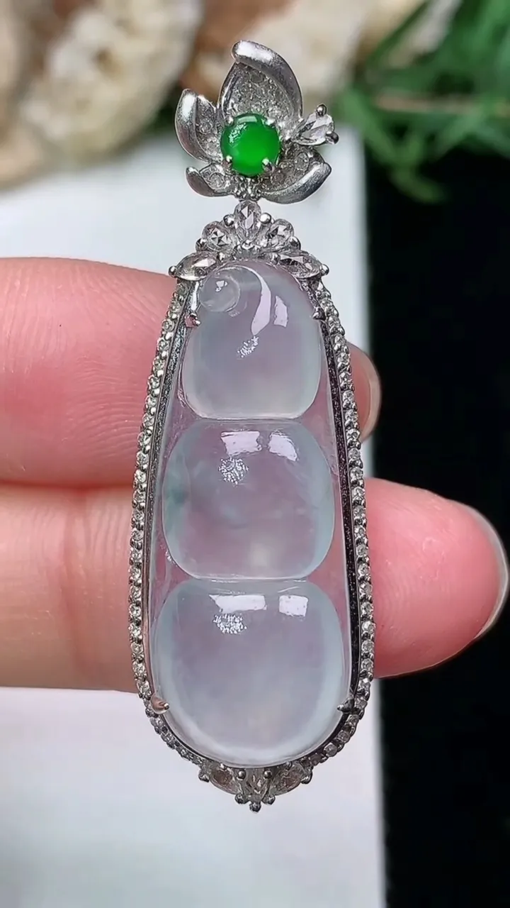 天然A货翡翠飘花福豆吊坠，尺寸42-13.7-8.9，裸石27.6-11，重量:5.16g
2月2日