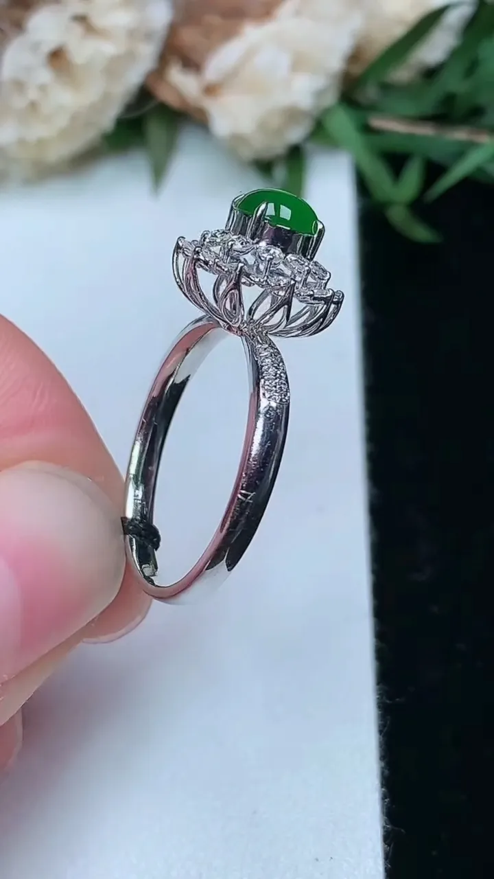 天然A货翡翠蛋面戒指，尺寸17.2-5.7，重量:2.73g2026年2月2日
工厂直销收藏佳品,种好水足，色泽均匀，有种有色，上手高大气！