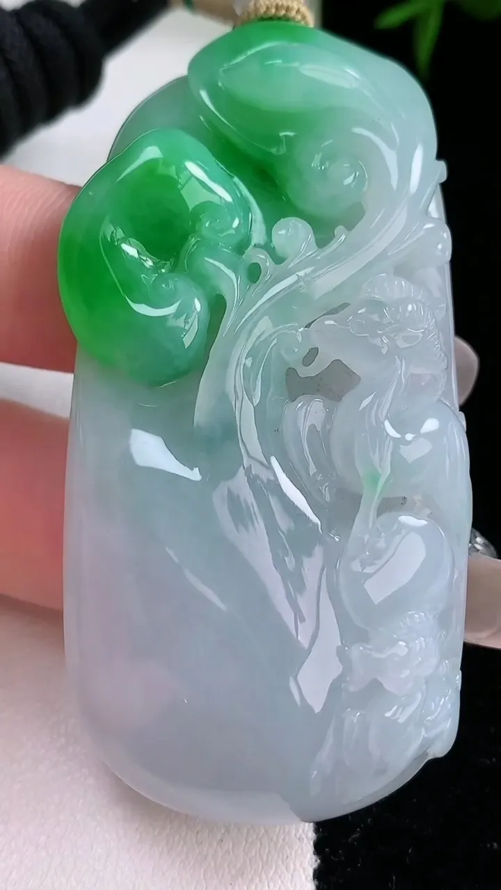 天然A货翡翠生肖羊吊坠，尺寸65.5-31.2-11，重量:49.44g
2月2日