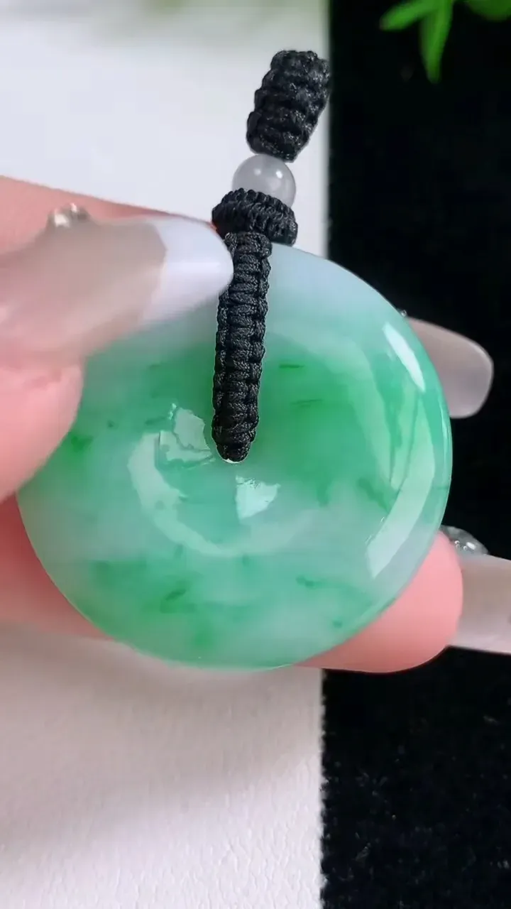 天然A货翡翠平安扣吊坠，尺寸32-6，重量:13.00g
2月2日