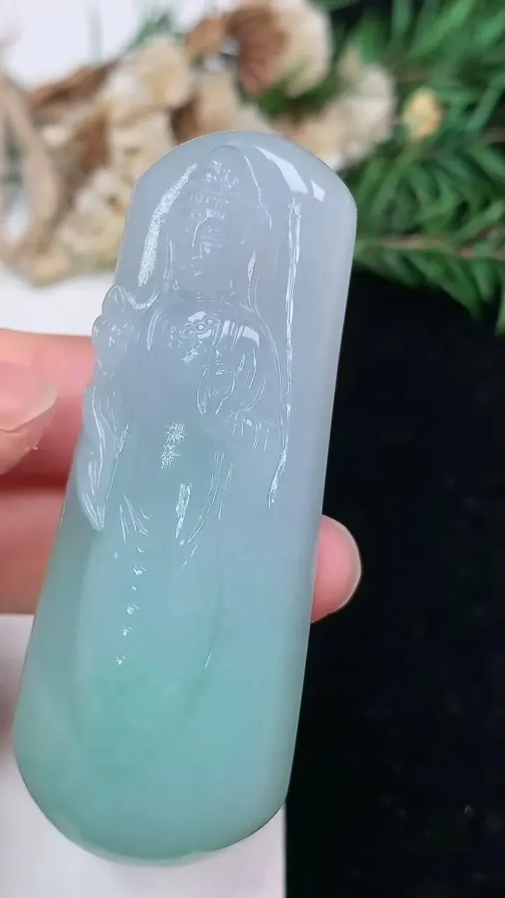 天然A货翡翠大势至观音菩萨吊坠，尺寸63.7-24.3-11.3，重量:39.57g
2月2日