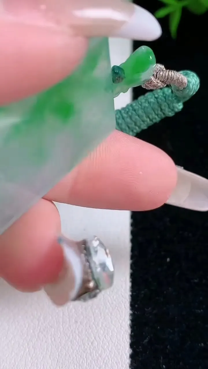 天然A货翡翠无事牌吊坠，尺寸37.4-24-2.6，重量:10.54g
2月2日