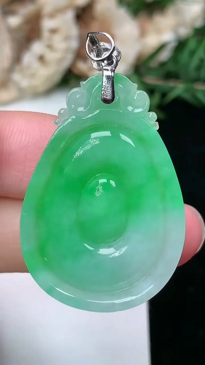 天然A货翡翠福贝吊坠，尺寸33.8-23.9-5.2，重量:7.78g
2月2日