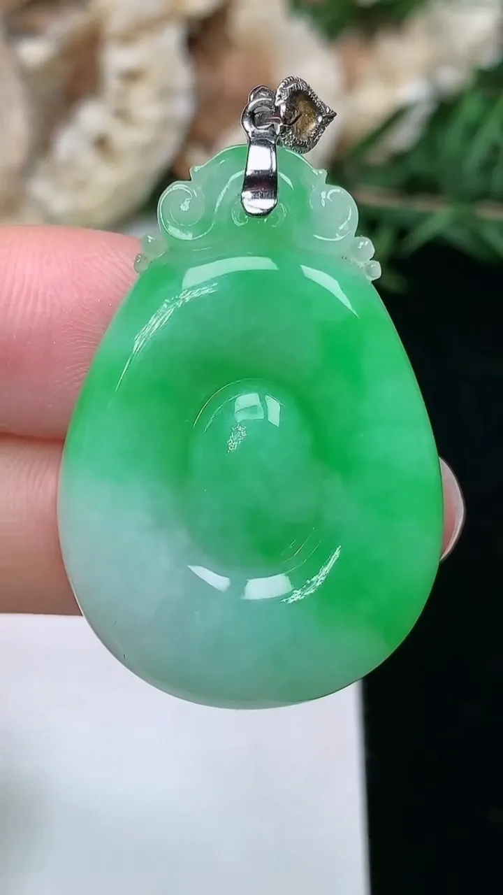 天然A货翡翠福贝吊坠，尺寸33.8-23.9-5.2，重量:7.78g
2月2日