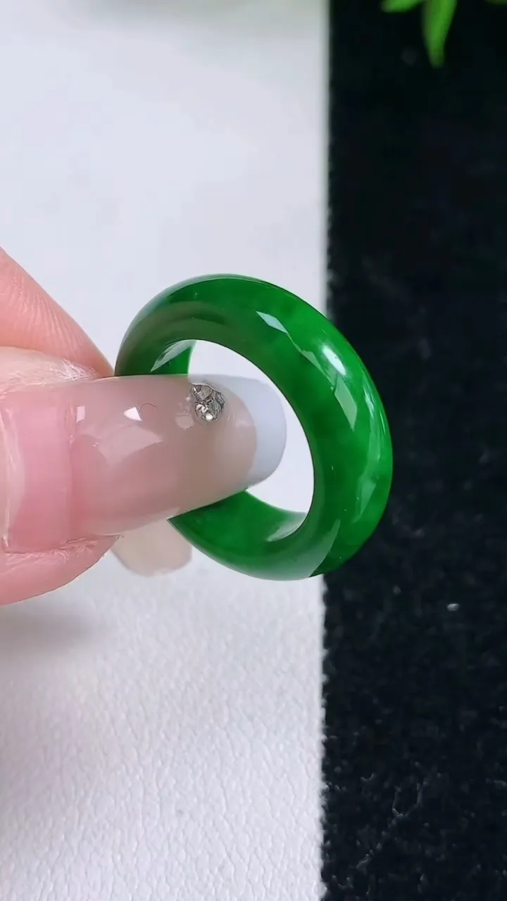 天然A货翡翠指环戒指，尺寸15.8-5.7-3.4，重量:4.14g2026年2月2日
工厂直销收藏佳品,种好水足，色泽均匀，有种有色，上手高大气！