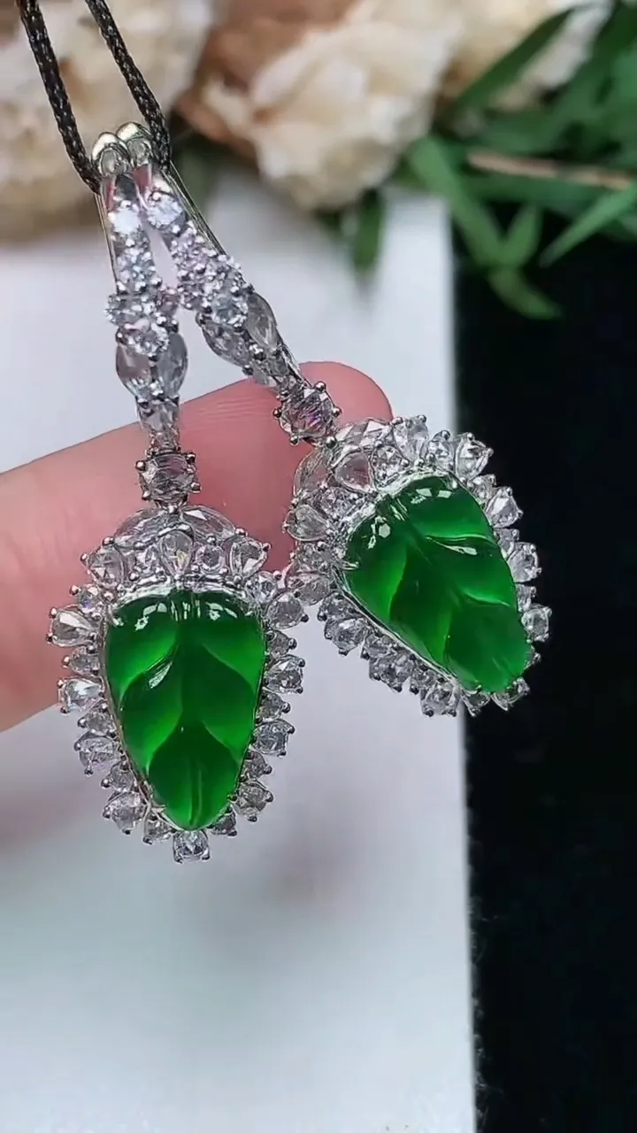 天然A货翡翠金枝玉叶 叶子耳坠，尺寸12-7.4，重量:5.32g
2月2日