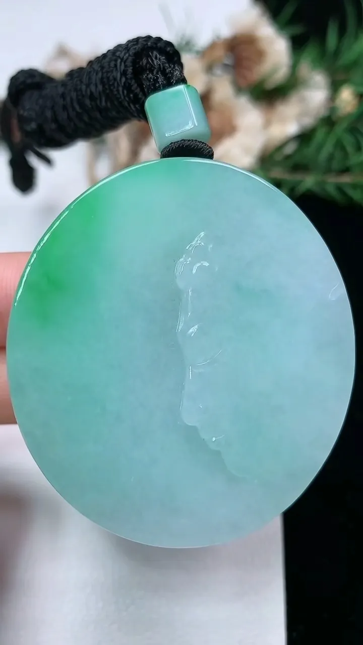 天然A货翡翠佛头吊坠，尺寸48.2-44.3-12.9，重量:75.74g
2月2日