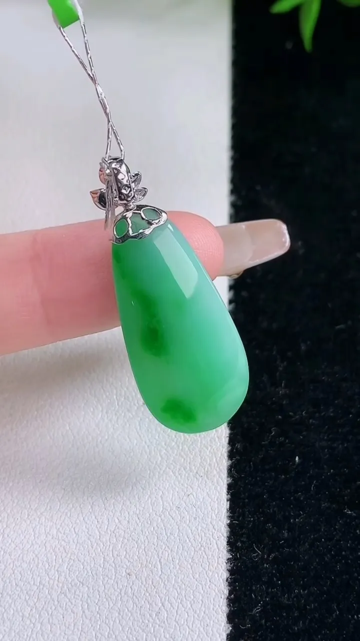天然A货翡翠福瓜吊坠，尺寸26.3-12.6-5，重量:3.84g
2月2日
