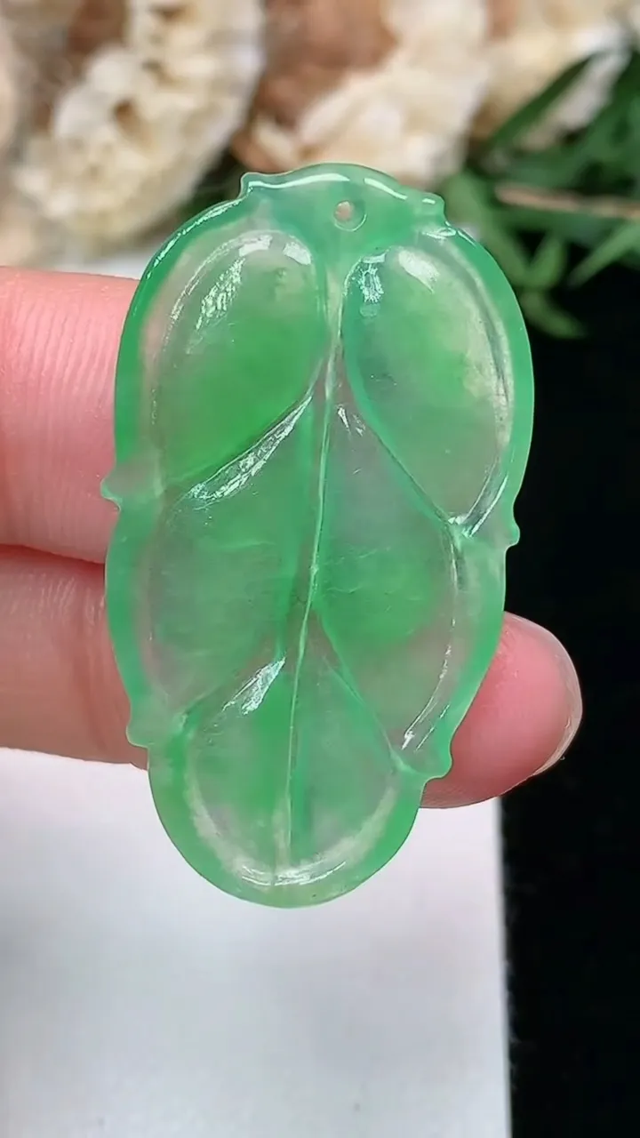 天然A货翡翠金枝玉叶 叶子吊坠，尺寸35-19.4-2.6，重量:3.49g
2月2日